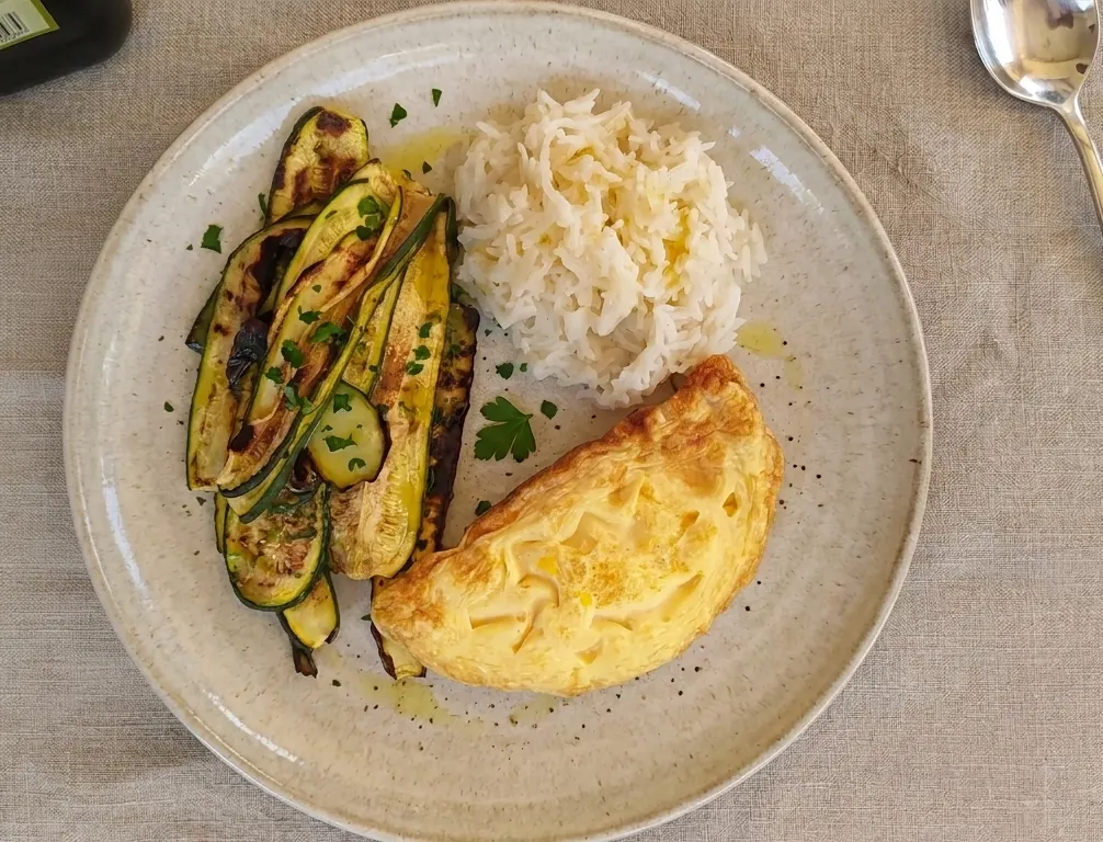 Rice Bowl con Basmati, Omelette Leggera al Vapore e Zucchine Grigliate