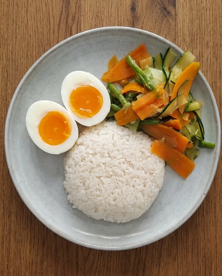 Rice Bowl Gentile con Riso Originario, Tris di Verdure e Uovo alla Coque