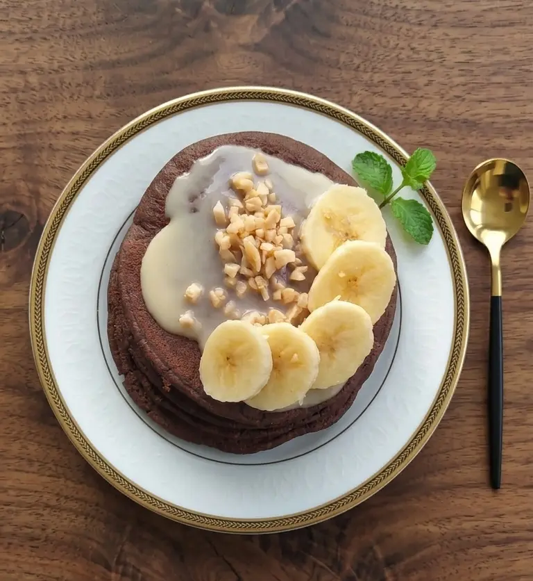 Pancake Gentili alla Carrube e Kamut con Banana e Crema di Mandorle