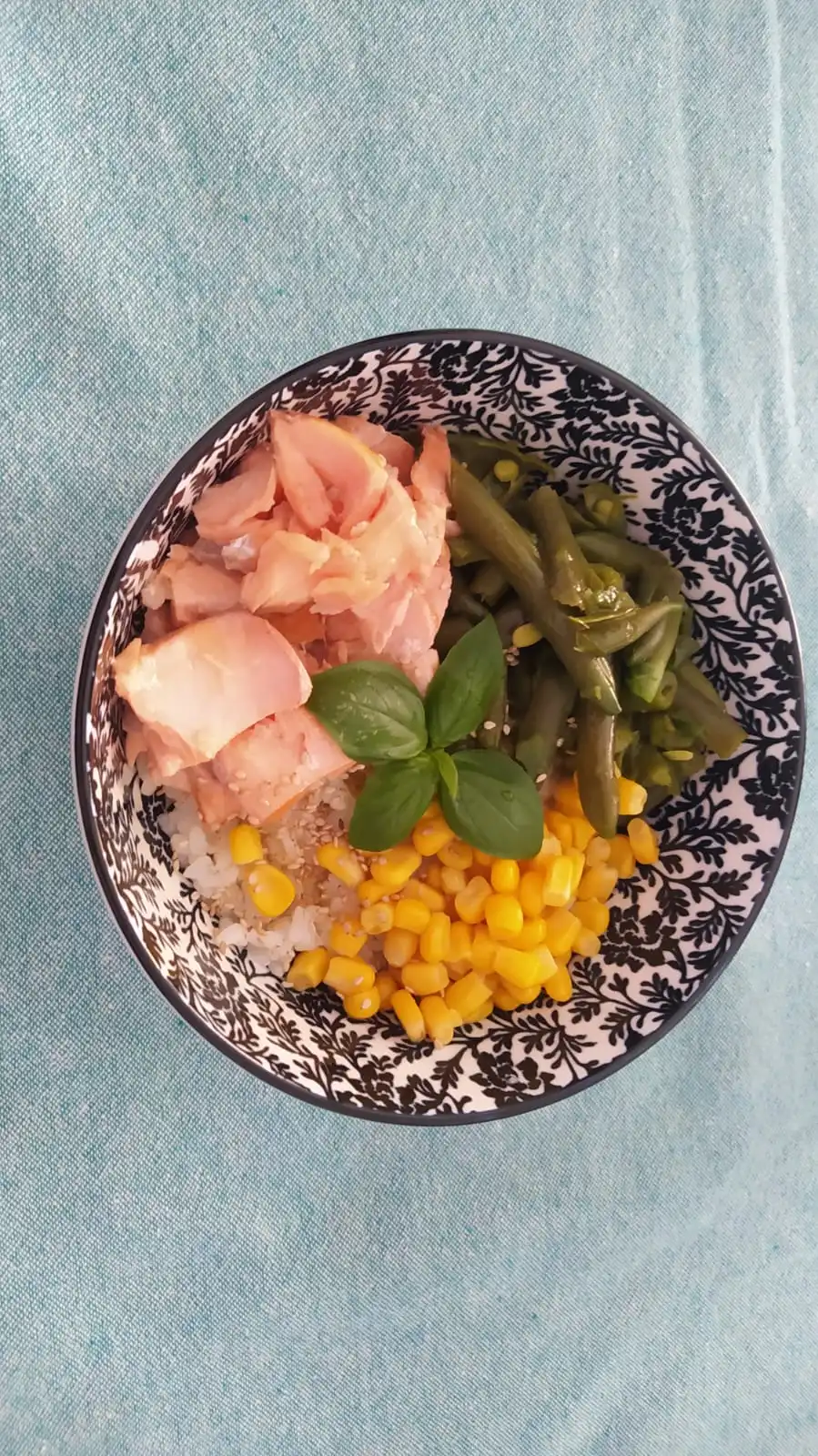 Poké Gentile al Vapore con Riso Originario, Salmone, Fagiolini e Tocco di Mais